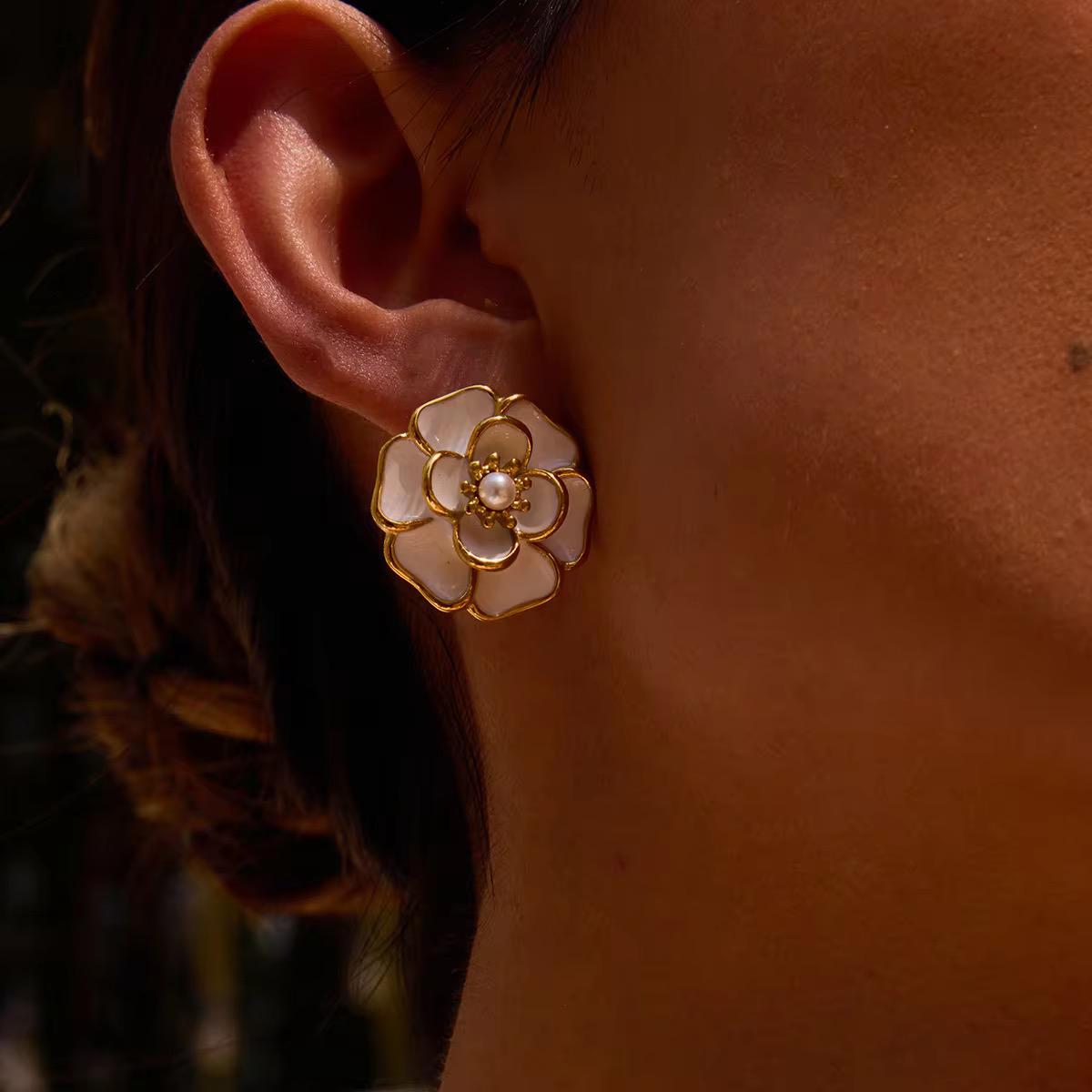 CAMELLIA PEARL BLOOM STUDS