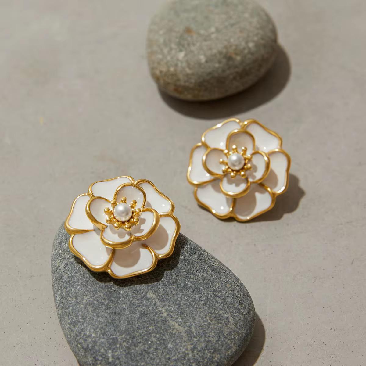 CAMELLIA PEARL BLOOM STUDS