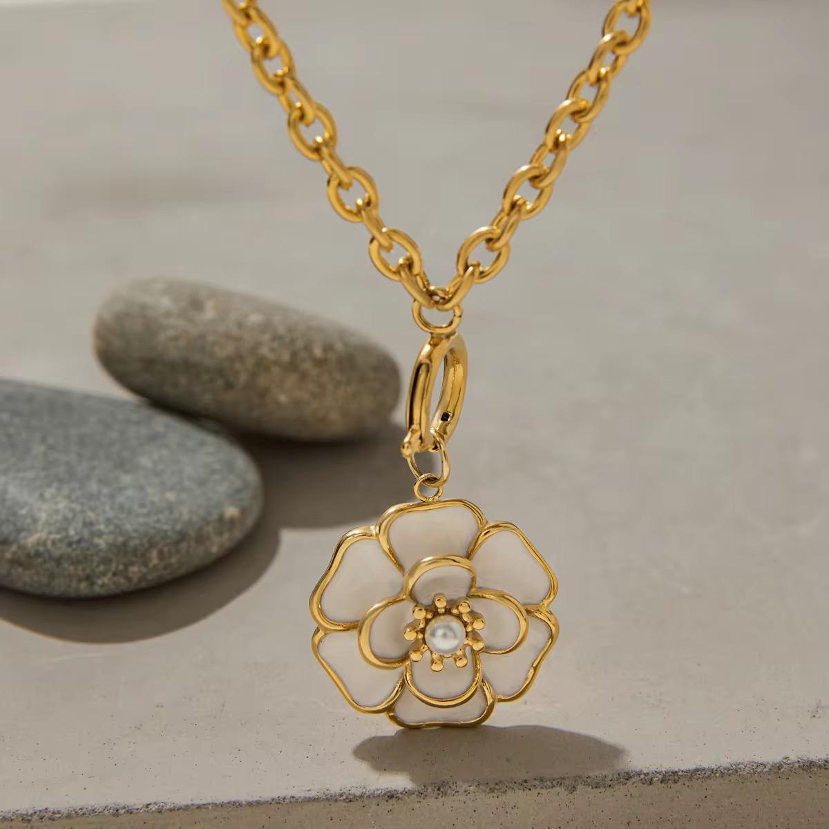 CAMELLIA BLOOM PENDANT NECKPIECE