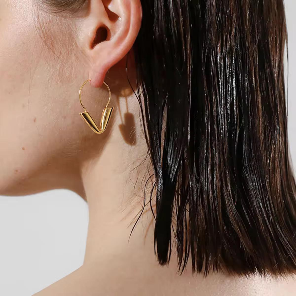 vera sculpted hoops
